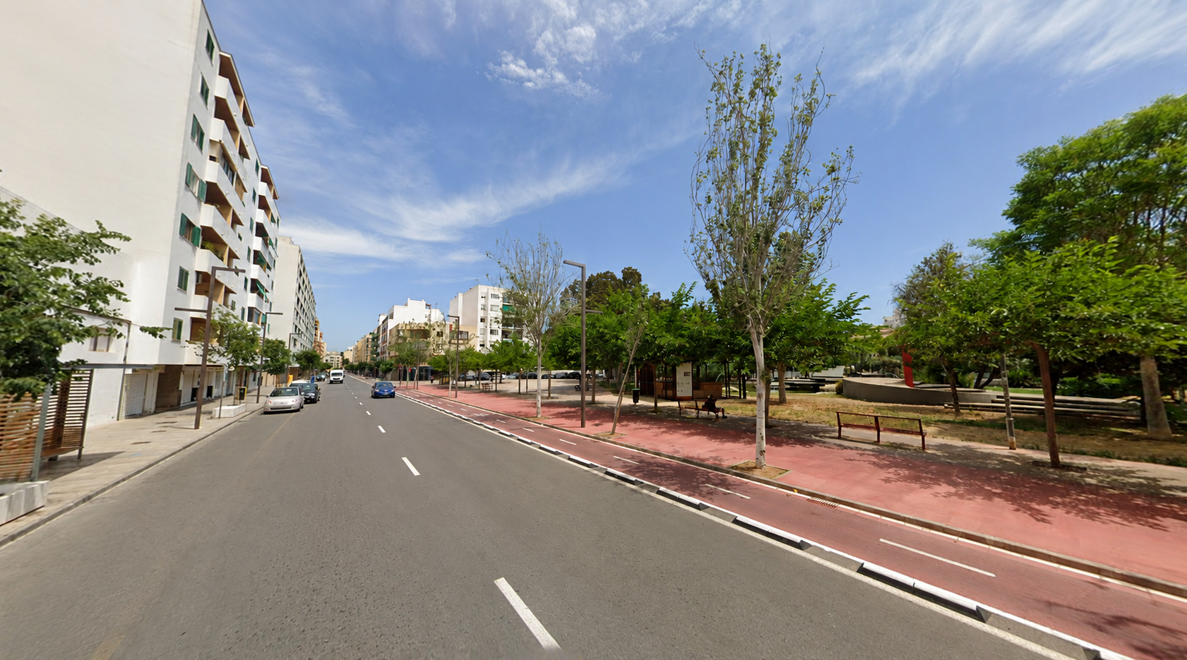 Avenida de España in Ibiza Stad met appartementen en fietspad